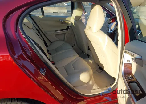 2015 Volvo S60 T5 Premier z USA, uszkodzony, nr VIN YV140MFK5F1346687